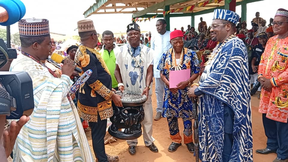 His Royal Majesty Fon Lekunze of Bamumbu was also honored with a traditional artifact in recognition of the strong ties between neighboring traditional institutions