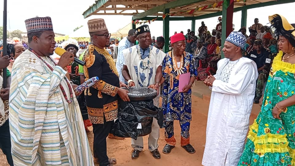 Senior Divisional Officer (SDO) for Lebialem Division, Mr. Ambang Fabian Kah, who accompanied the minister during the visit, was also honored with symbolic cultural artifacts by His Royal Majesty Fontem Asabatong Njifua II, Fon of Fontem.